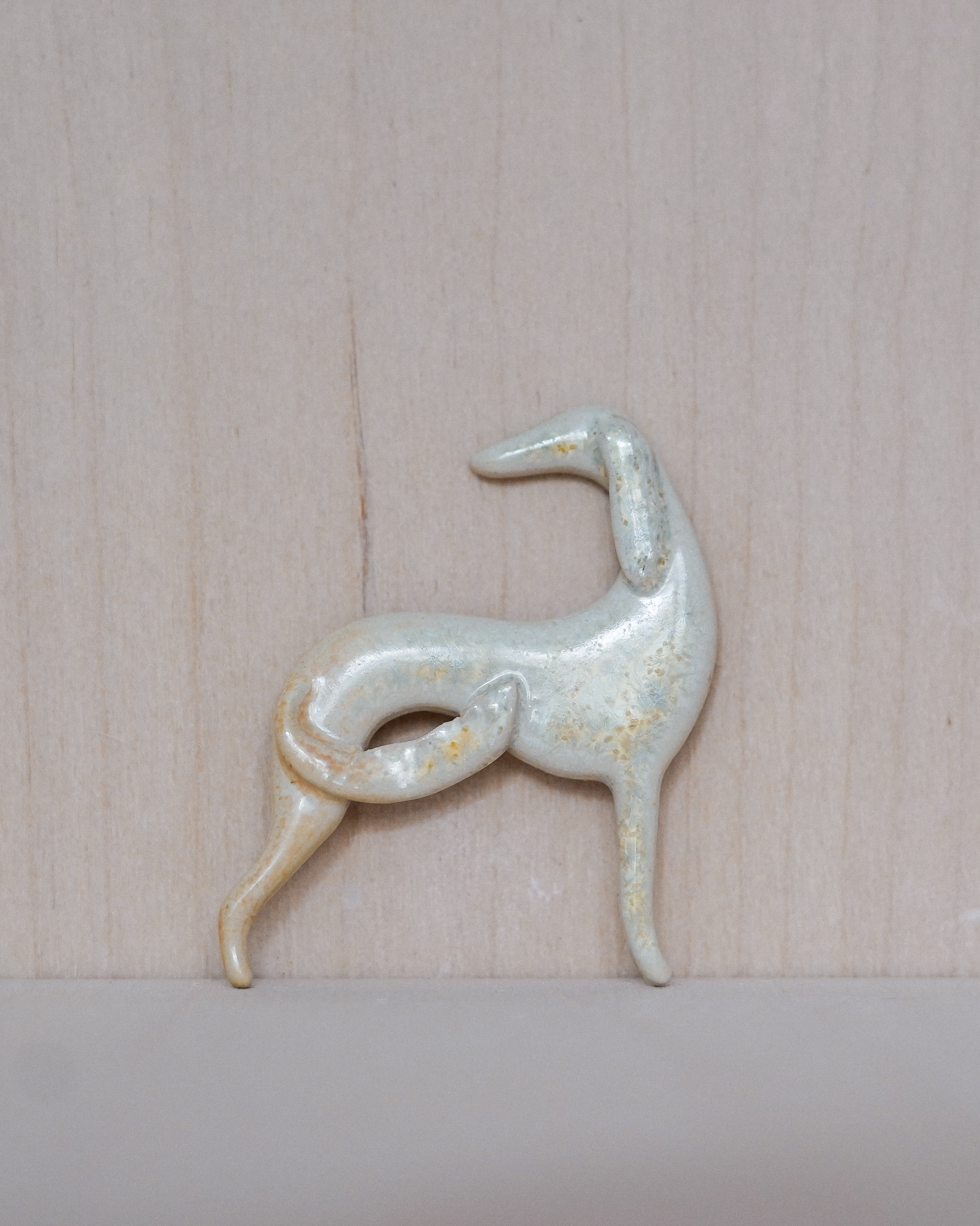 Broszka saluki - srebrzysto-kremowy